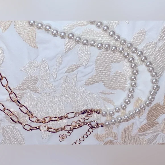 NEW Mixed Tones Necklace- 17” Chain & 1.75” Acrylic Blue Flower & Crystal 🤍 - Picture 12 of 16